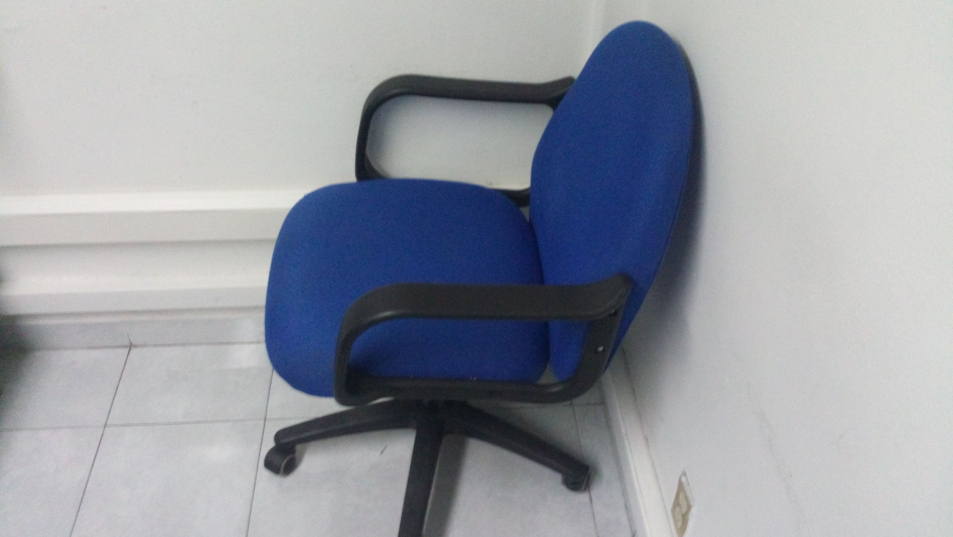 Lote 004 - 3 Sillas color azul con ruedas y descansabrazos (ACTUALIZADO 3 SILLAS) - Imagen 2