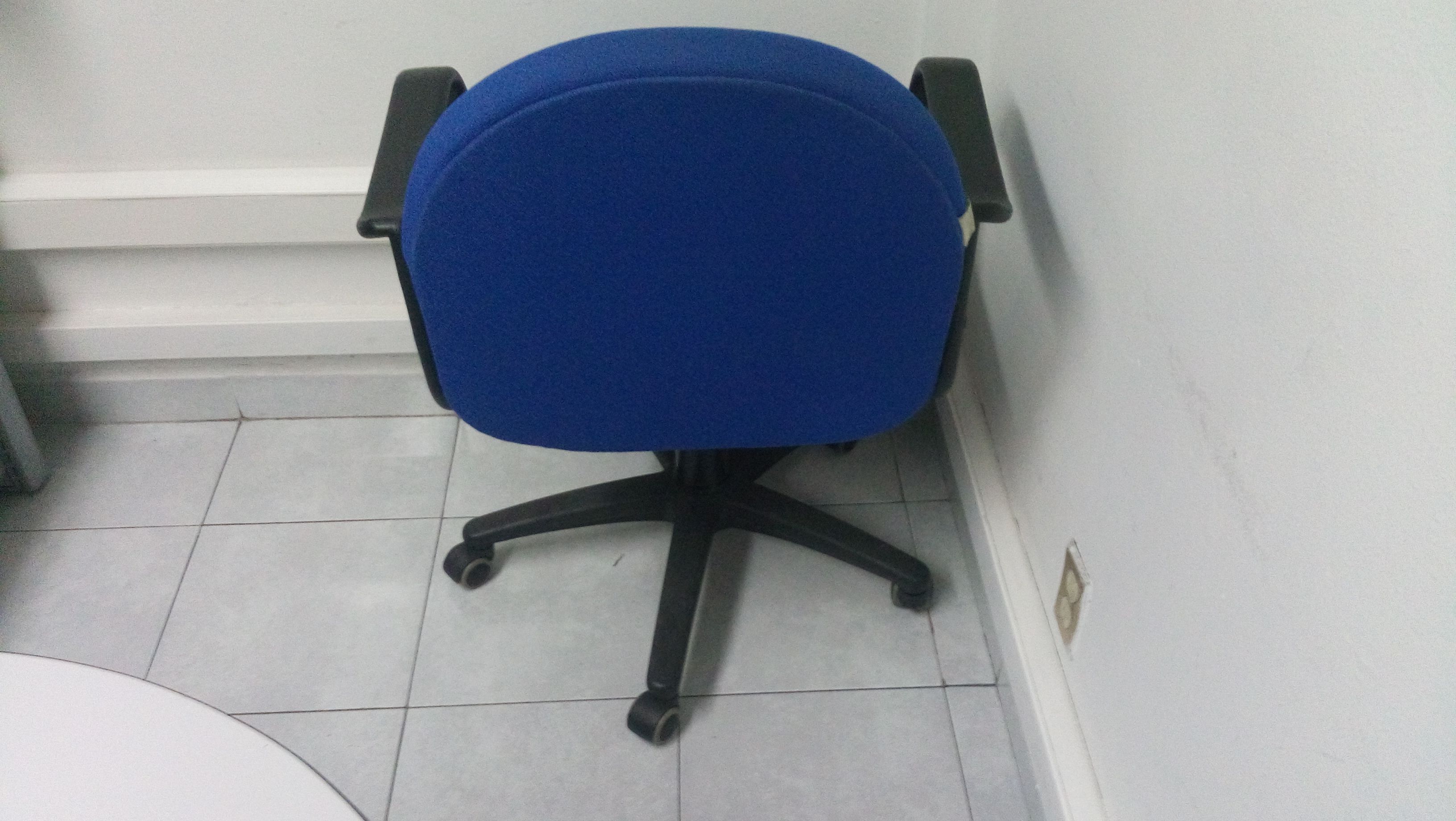 Lote 004 - 3 Sillas color azul con ruedas y descansabrazos (ACTUALIZADO 3 SILLAS) - Imagen 3