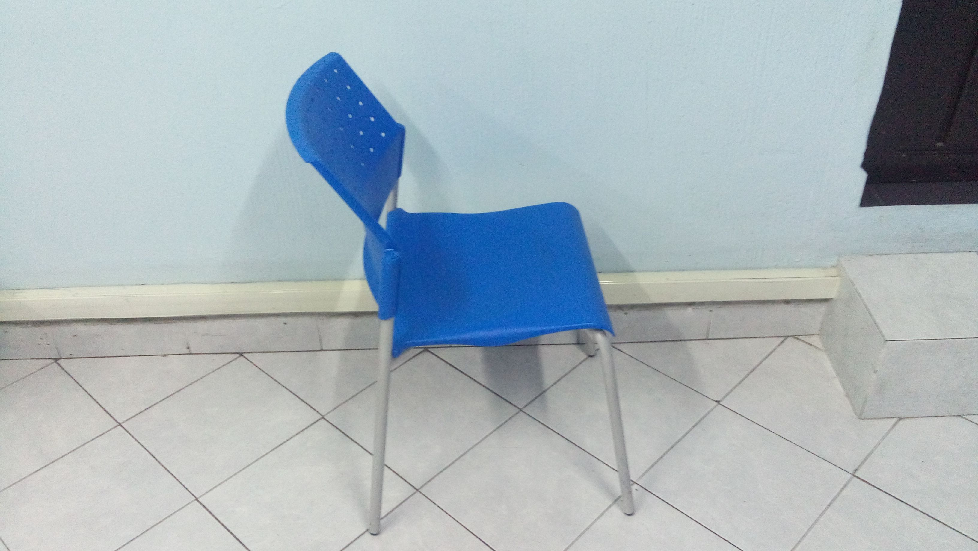 Lote 006 - 4 Mesas de comedor color café con 4 sillas color azul de plástico tubulares - Imagen 3
