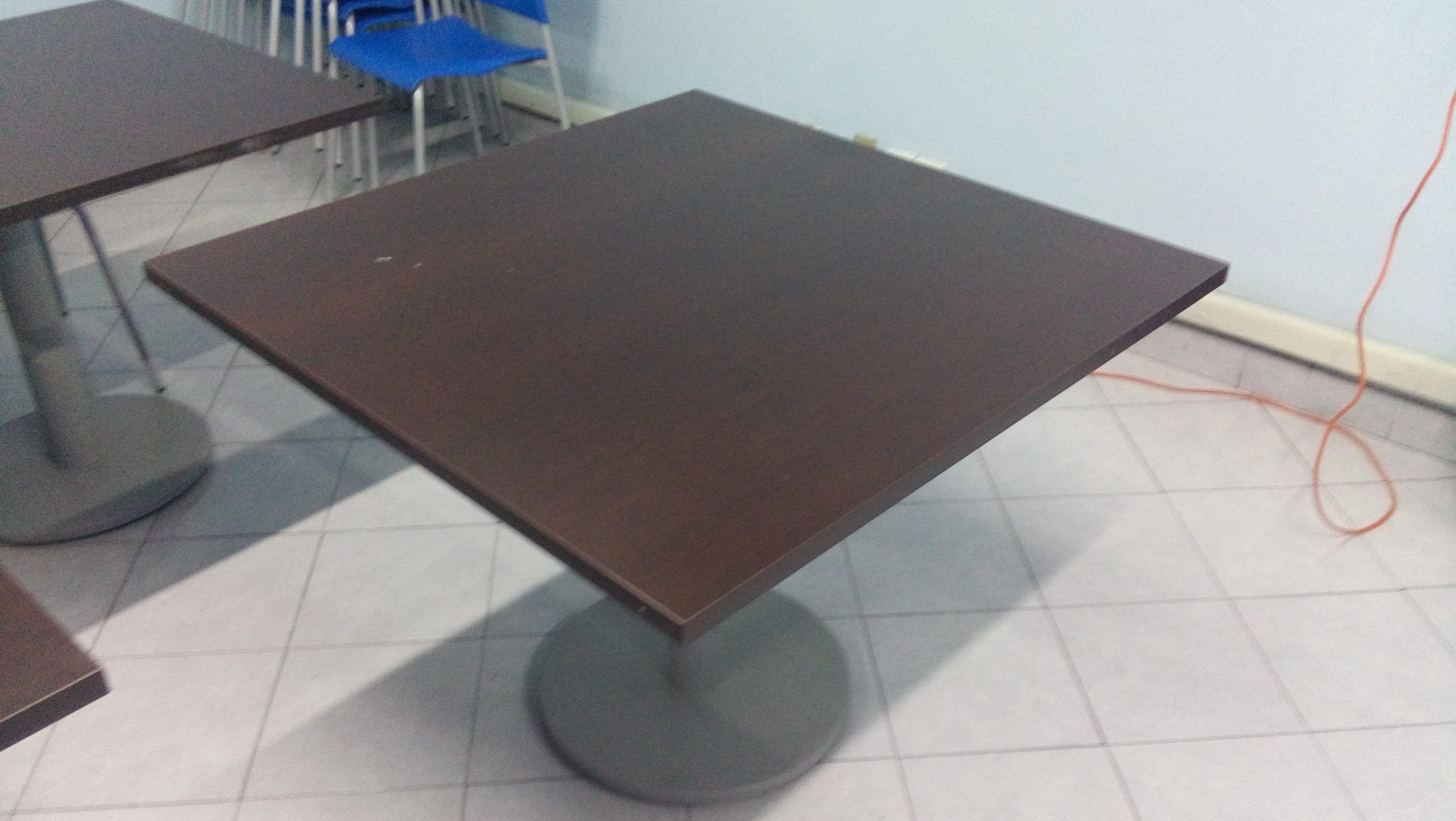 Lote 006 - 4 Mesas de comedor color café con 4 sillas color azul de plástico tubulares