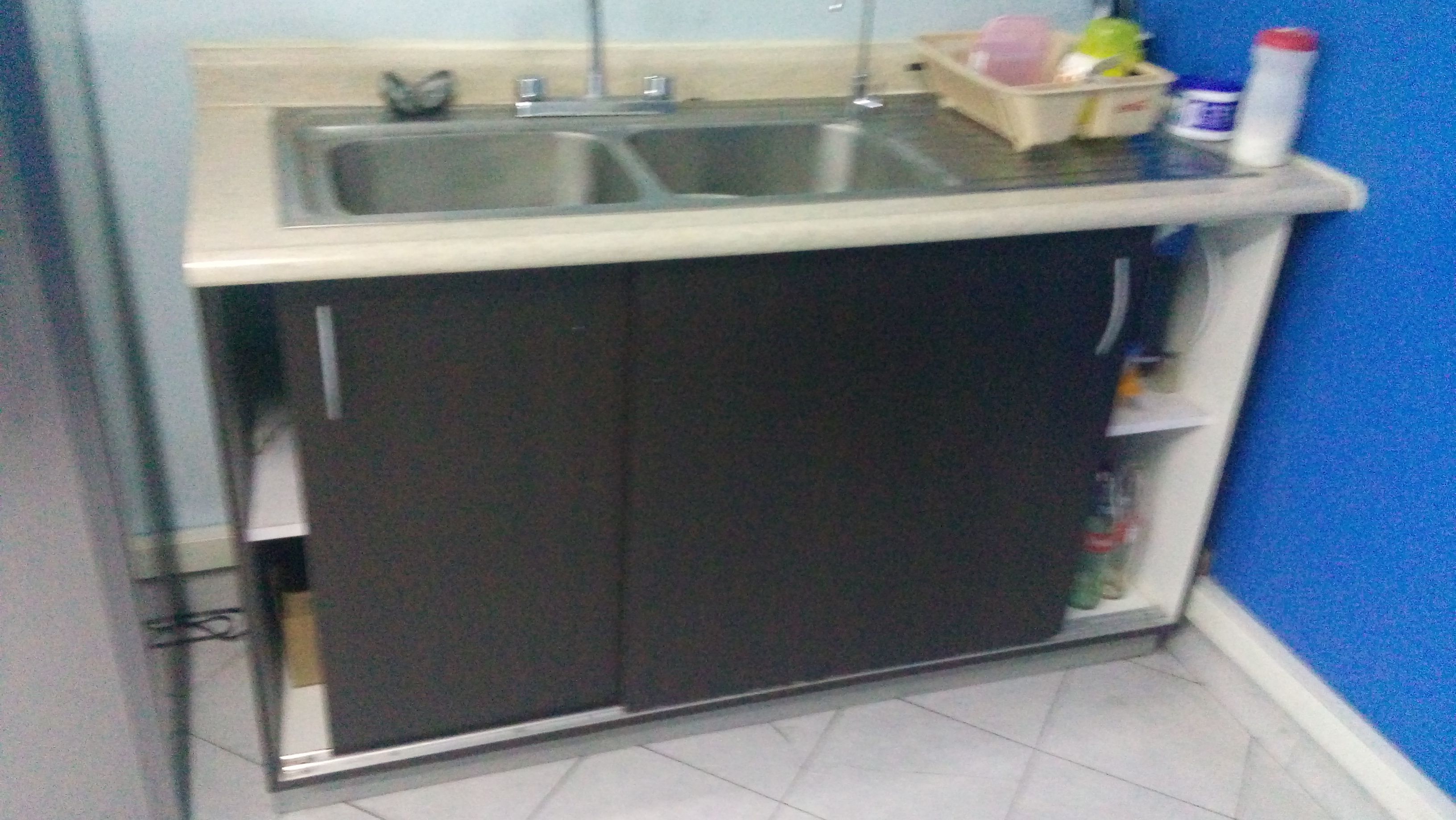 Lote 007 - Gabinete con tarja doble en acero inoxidable, con 2 puertas corredizas