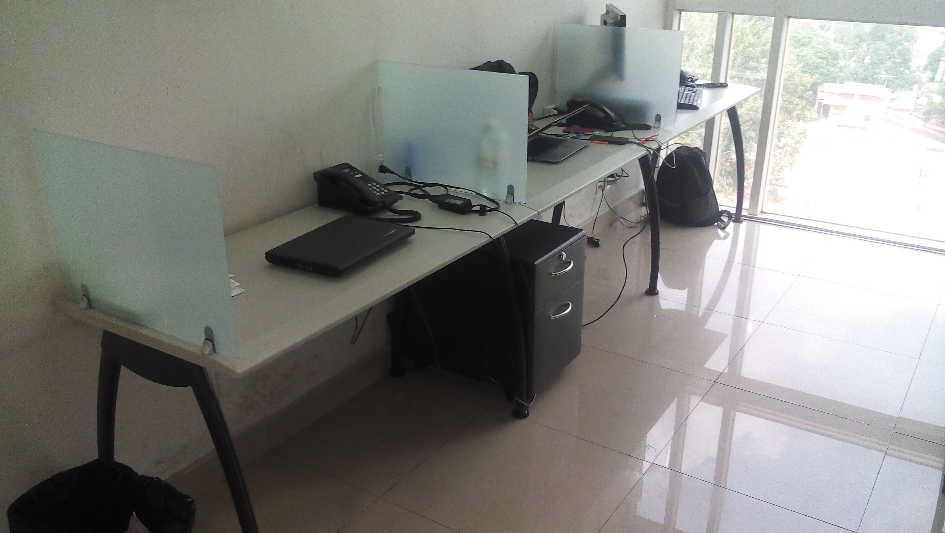 Lote 003 - 2 Estaciones de trabajo lineales para 3 personas