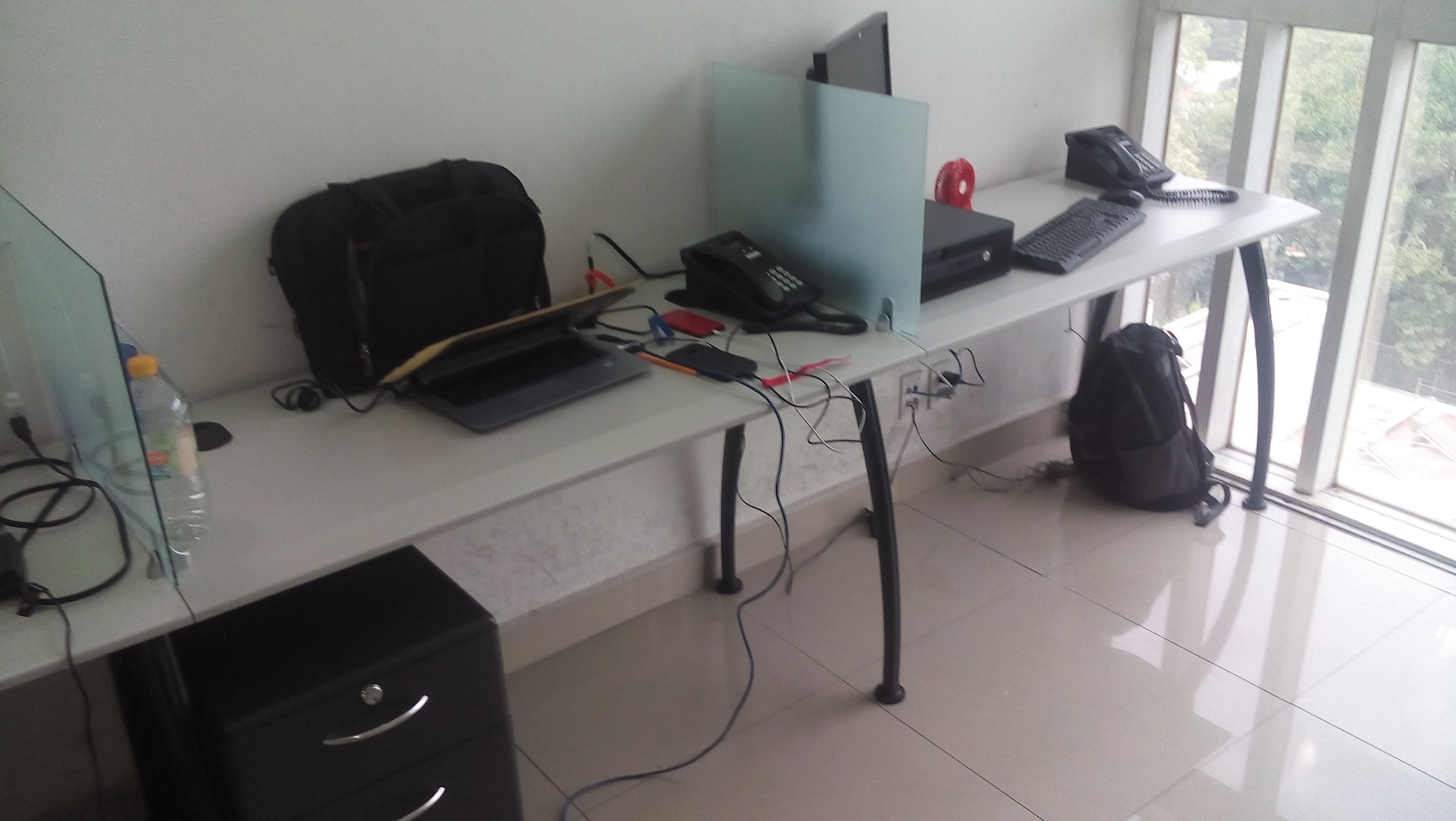 Lote 003 - 2 Estaciones de trabajo lineales para 3 personas - Imagen 2