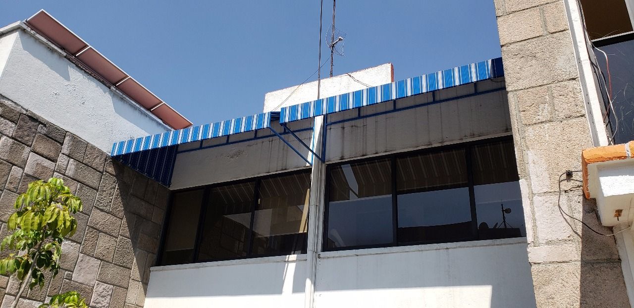 Lote 079 - 4 Toldos retractiles color azul y 2 Toldos fijos - Imagen 2