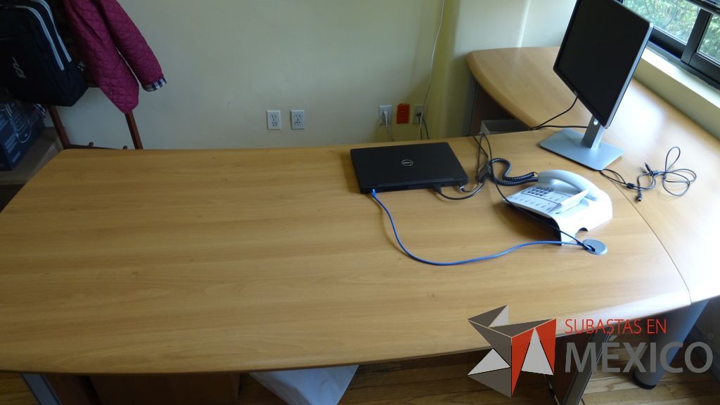 Lote 042 - Escritorio de dirección en L con archivero