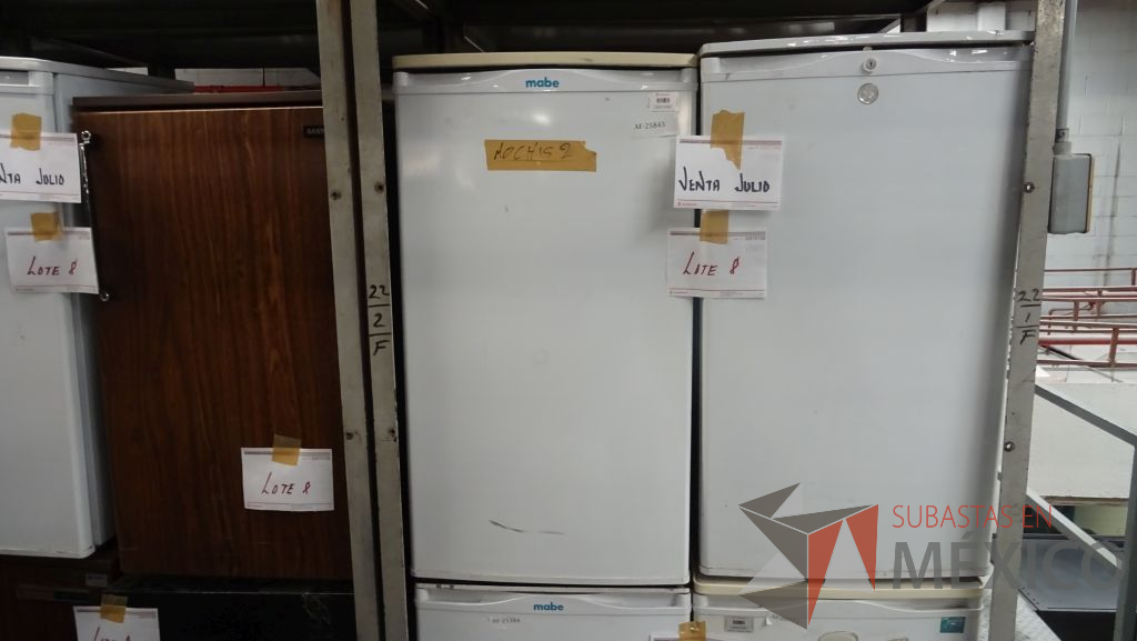 Lote 008 - 16 Frigobares, 1 refrigerador y 13 cafeteras - Imagen 4