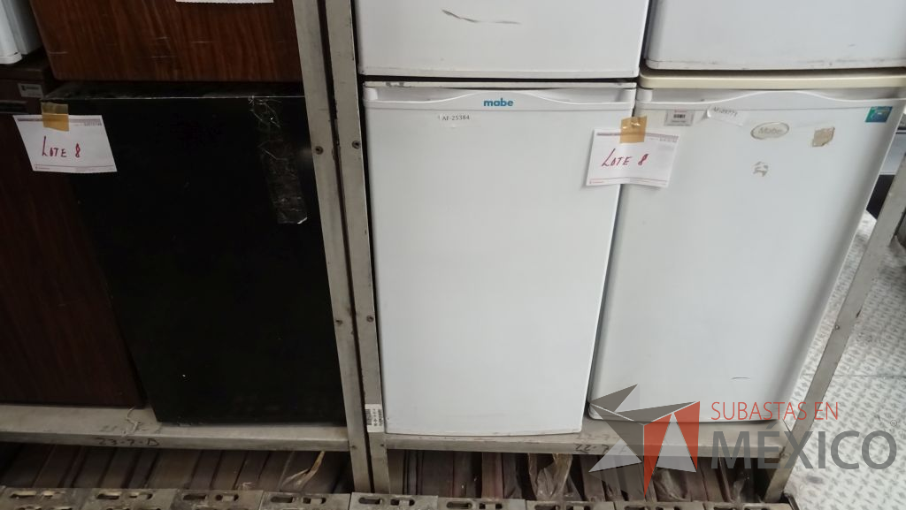 Lote 008 - 16 Frigobares, 1 refrigerador y 13 cafeteras - Imagen 8