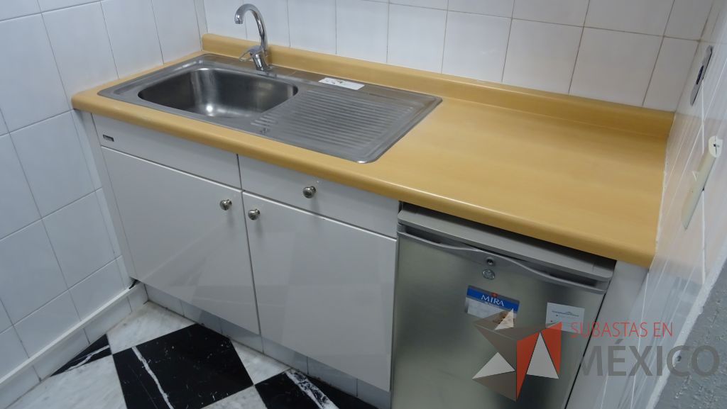 Lote 024 - Cocineta marca Quetzal con alacena y mueble con tarja