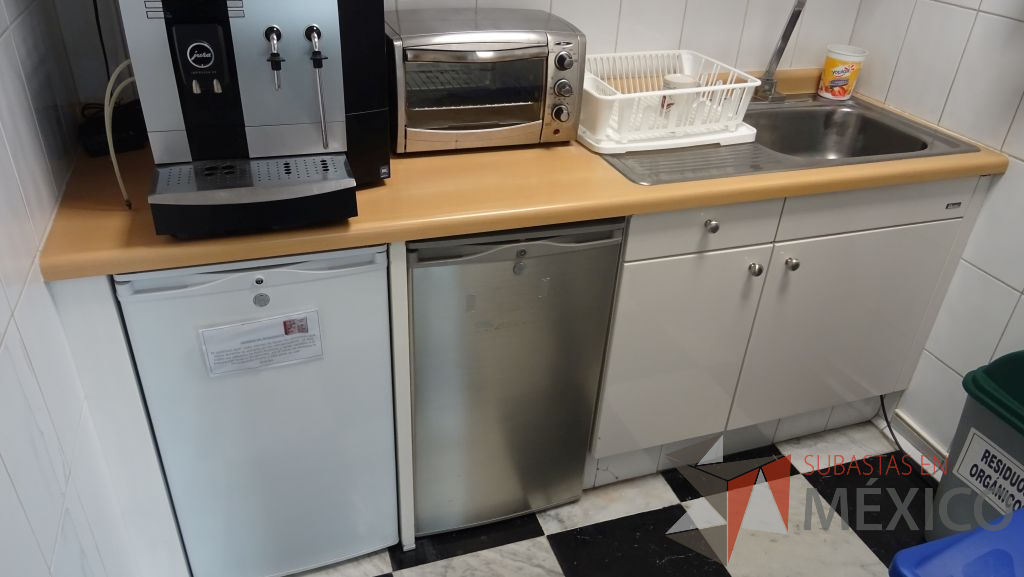 Lote 016 - Cocineta marca Quetzal con alacena de 5 puertas, mueble con tarja