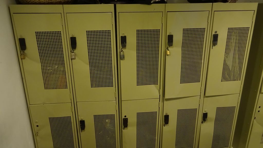 Lote 015 - Lockers metálicos y 2 manejadoras de aire