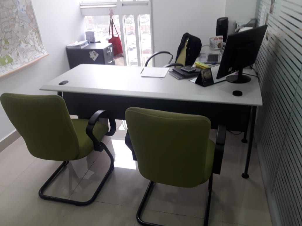 Lote 013 - Escritorio en L, 2 sillas de visita, silla ejecutiva y archivero - Imagen 7