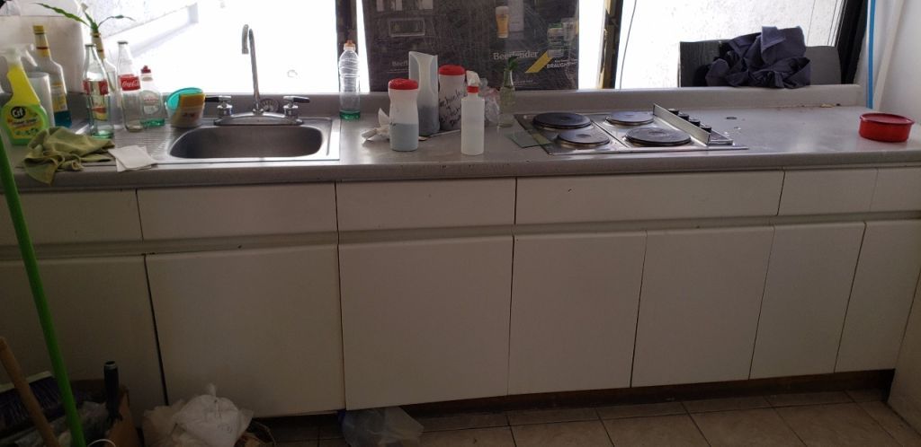 Lote 075 - Cocineta con Parrilla y Campana marca Teka Modelo C-902, Gabinete con 7 puertas y Tarja