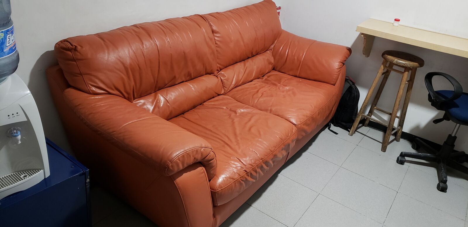 Lote 038 - Sillón de 2 plazas en color naranja, acabado sintético