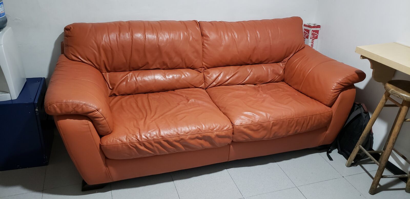 Lote 038 - Sillón de 2 plazas en color naranja, acabado sintético - Imagen 2