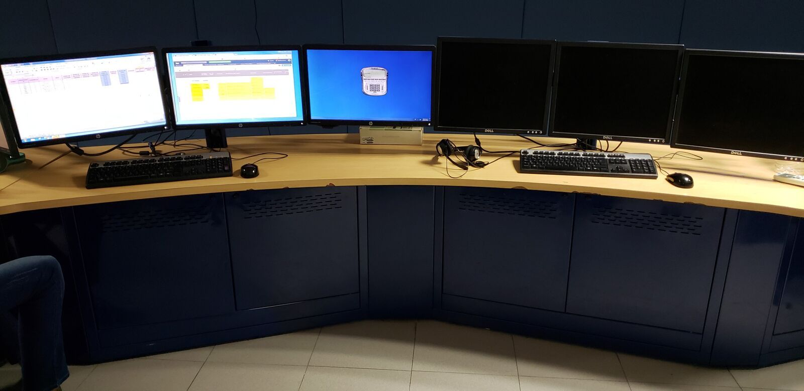 Lote 031 - 5 Escritorios curvos con brazo para colocar monitor
