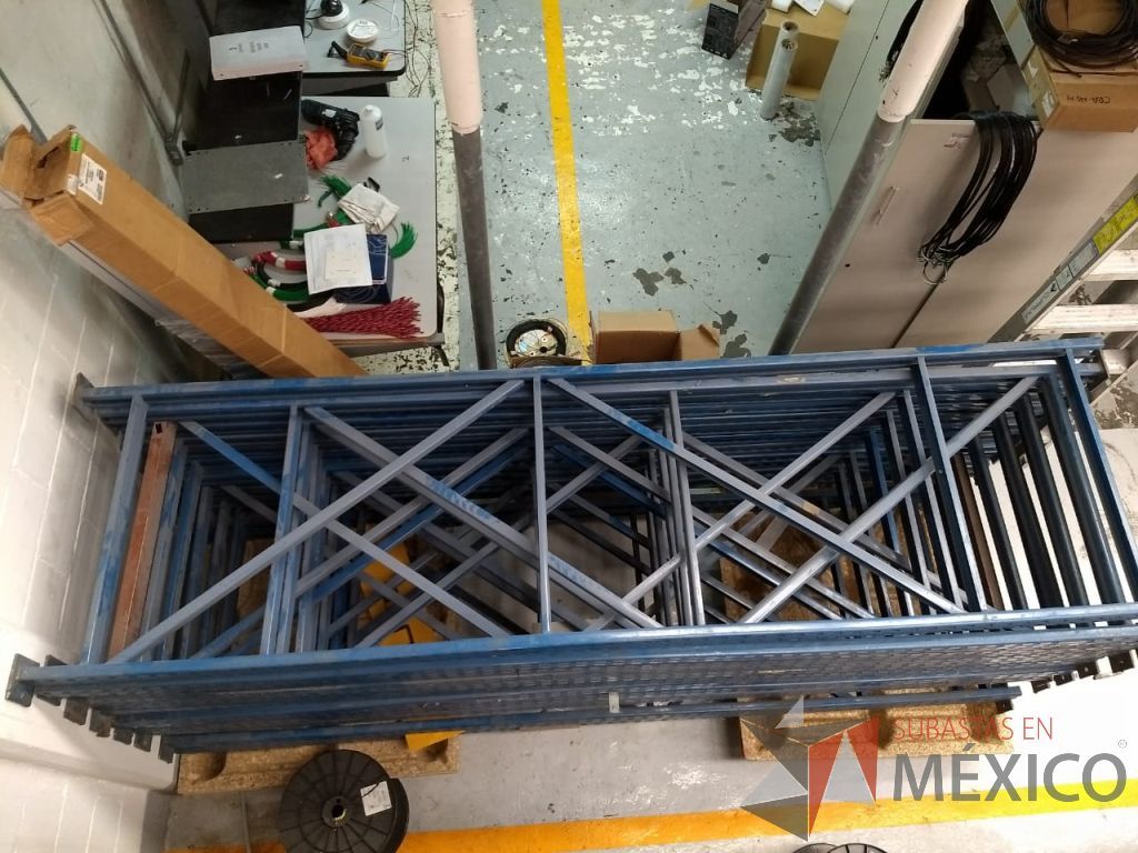 Lote 046 - Sistema de racks de uso rudo, 24 postes azules y 60 travesaños azules, aproximadamente