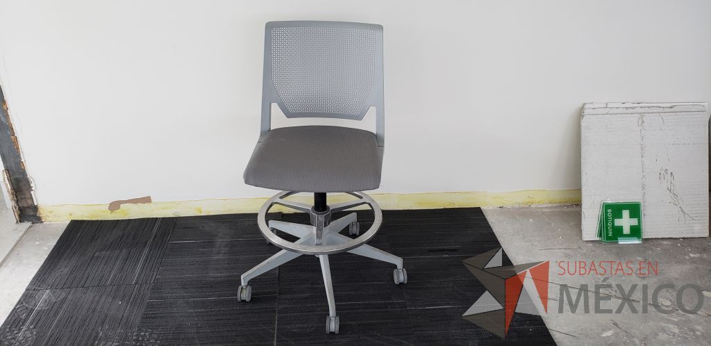 Lote 026 - Silla alta para visitas con ruedas en tela color gris - Imagen 4