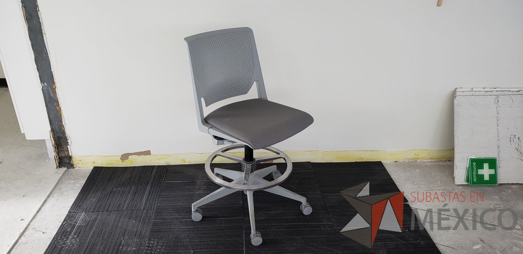 Lote 026 - Silla alta para visitas con ruedas en tela color gris