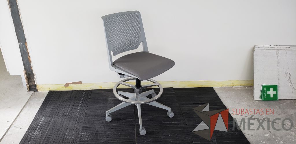 Lote 026 - Silla alta para visitas con ruedas en tela color gris - Imagen 3