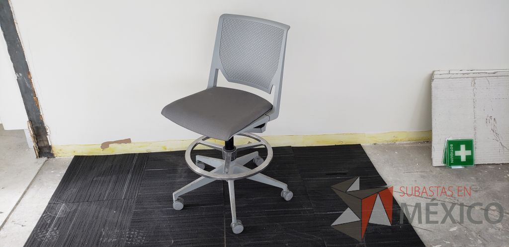 Lote 026 - Silla alta para visitas con ruedas en tela color gris - Imagen 2