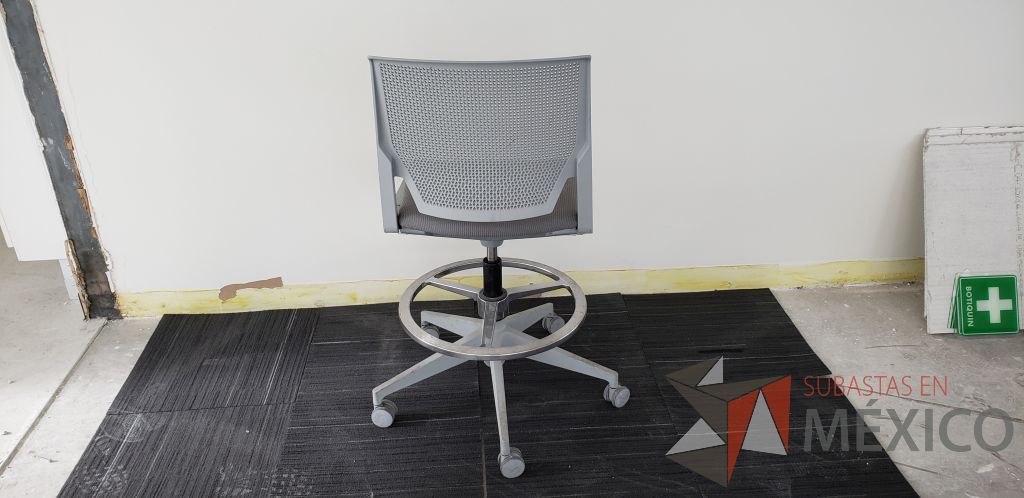 Lote 026 - Silla alta para visitas con ruedas en tela color gris - Imagen 6