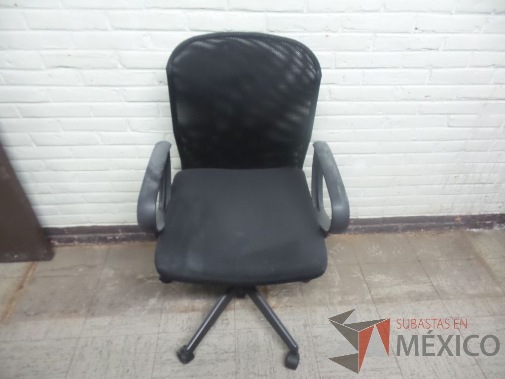 Lote 051 - 50 Sillas con descansabrazos de respaldo alto, en tela de malla,color negras, de plástico y tipo trineo - Imagen 13