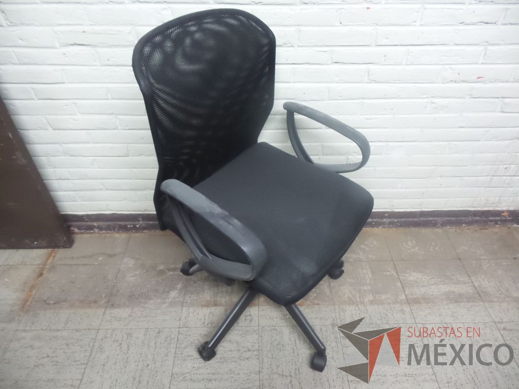 Lote 051 - 50 Sillas con descansabrazos de respaldo alto, en tela de malla,color negras, de plástico y tipo trineo