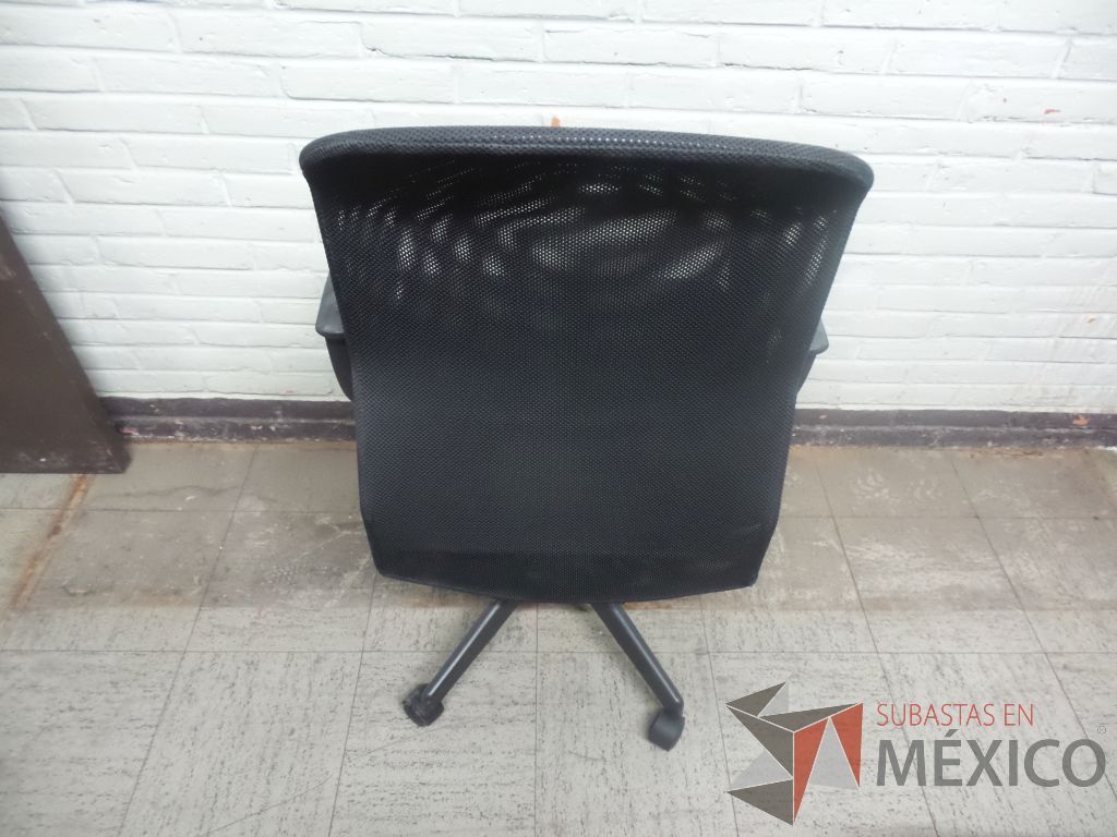 Lote 051 - 50 Sillas con descansabrazos de respaldo alto, en tela de malla,color negras, de plástico y tipo trineo - Imagen 15