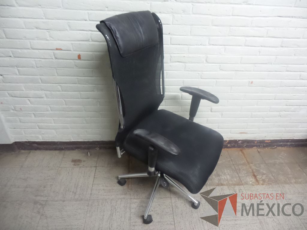 Lote 051 - 50 Sillas con descansabrazos de respaldo alto, en tela de malla,color negras, de plástico y tipo trineo - Imagen 17