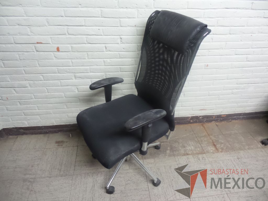 Lote 051 - 50 Sillas con descansabrazos de respaldo alto, en tela de malla,color negras, de plástico y tipo trineo - Imagen 18