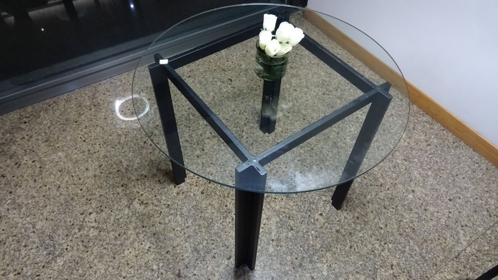 Lote 020 - Mesa redonda para sala de juntas con cubierta de vidrio y estructura metálica cuadrada