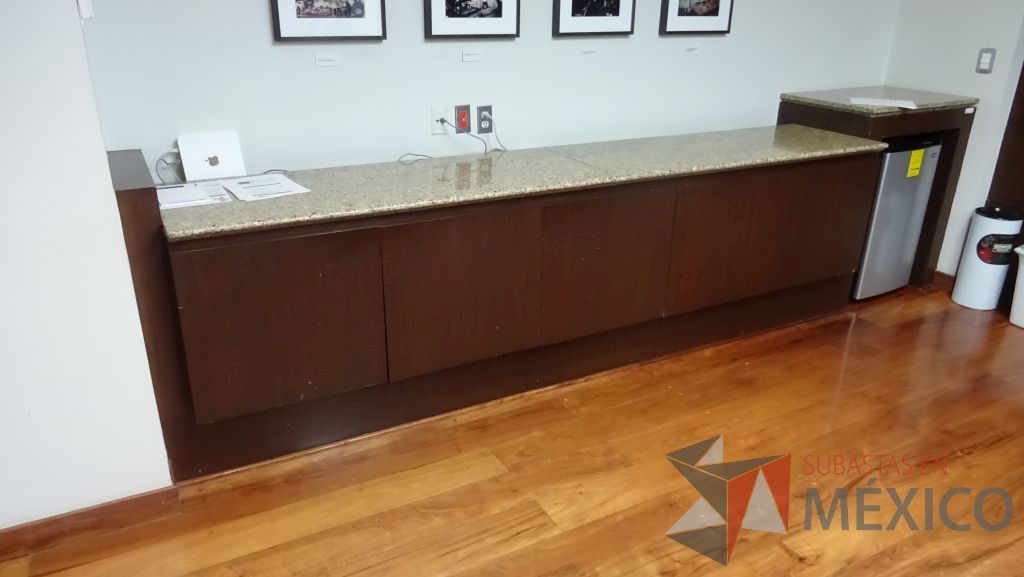 Lote 023 - Mueble de madera, empotrado, tipo barra con cubierta de mármol, 5 puertas y un espacio para frigobar