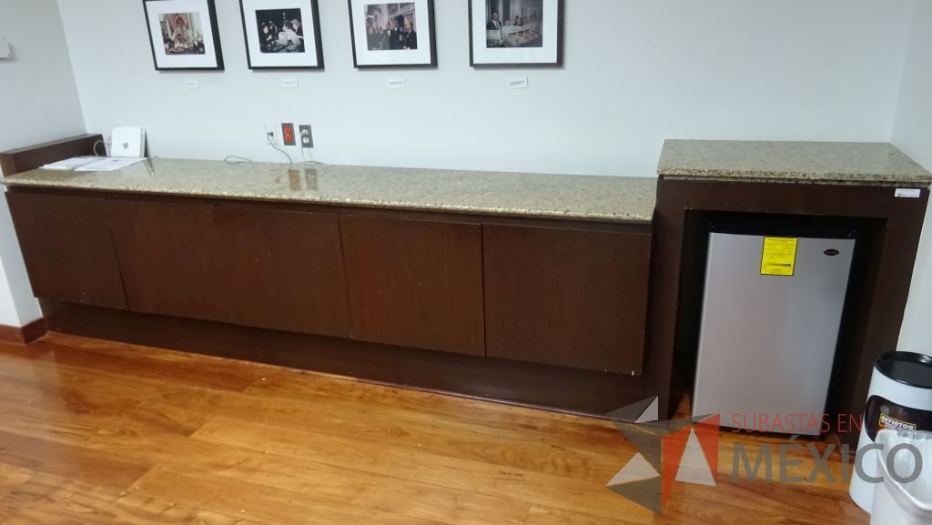 Lote 023 - Mueble de madera, empotrado, tipo barra con cubierta de mármol, 5 puertas y un espacio para frigobar - Imagen 2
