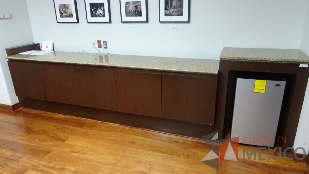 Lote 023 - Mueble de madera, empotrado, tipo barra con cubierta de mármol, 5 puertas y un espacio para frigobar - Imagen 3