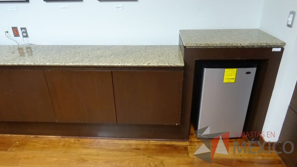 Lote 023 - Mueble de madera, empotrado, tipo barra con cubierta de mármol, 5 puertas y un espacio para frigobar - Imagen 4