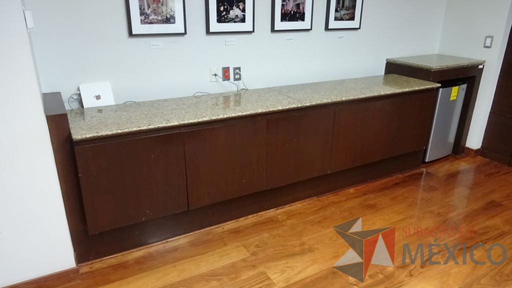 Lote 023 - Mueble de madera, empotrado, tipo barra con cubierta de mármol, 5 puertas y un espacio para frigobar - Imagen 5