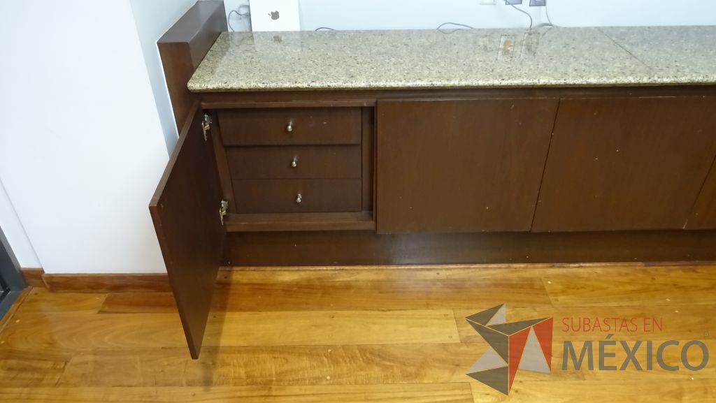 Lote 023 - Mueble de madera, empotrado, tipo barra con cubierta de mármol, 5 puertas y un espacio para frigobar - Imagen 6