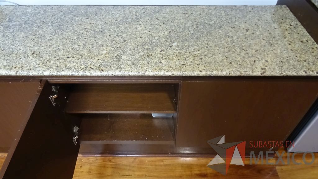 Lote 023 - Mueble de madera, empotrado, tipo barra con cubierta de mármol, 5 puertas y un espacio para frigobar - Imagen 7