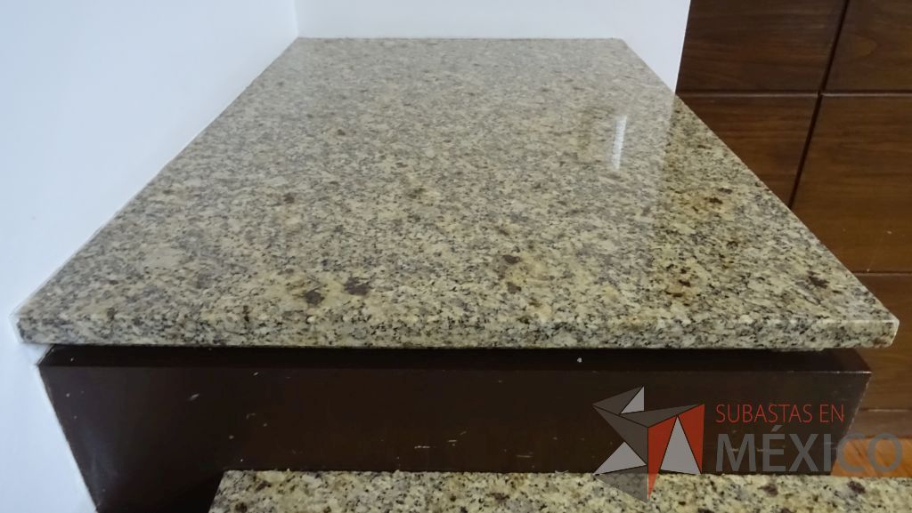 Lote 023 - Mueble de madera, empotrado, tipo barra con cubierta de mármol, 5 puertas y un espacio para frigobar - Imagen 8