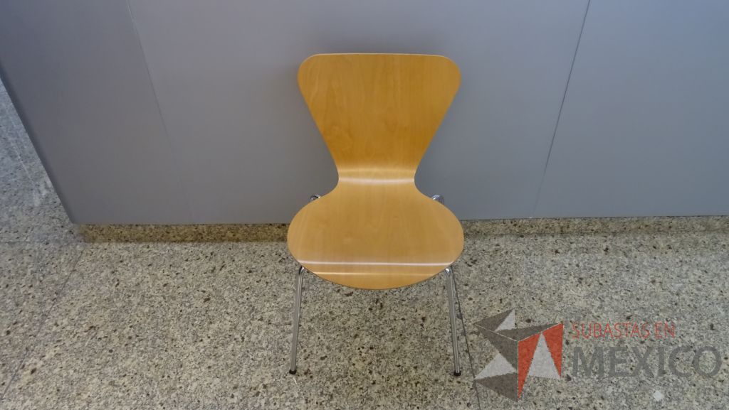 Lote 051 - 5 Sillas de visita fijas con respaldo y asiento de maderas unidos sin descansabrazos