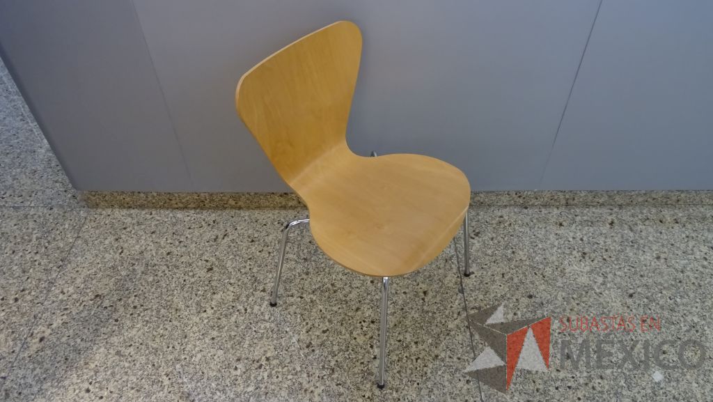 Lote 051 - 5 Sillas de visita fijas con respaldo y asiento de maderas unidos sin descansabrazos - Imagen 2
