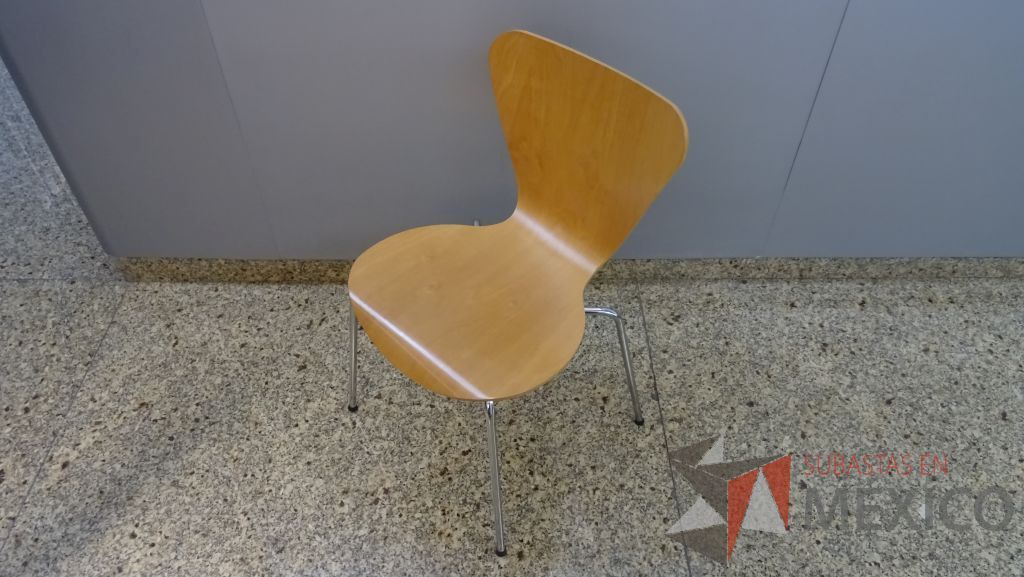 Lote 051 - 5 Sillas de visita fijas con respaldo y asiento de maderas unidos sin descansabrazos - Imagen 3
