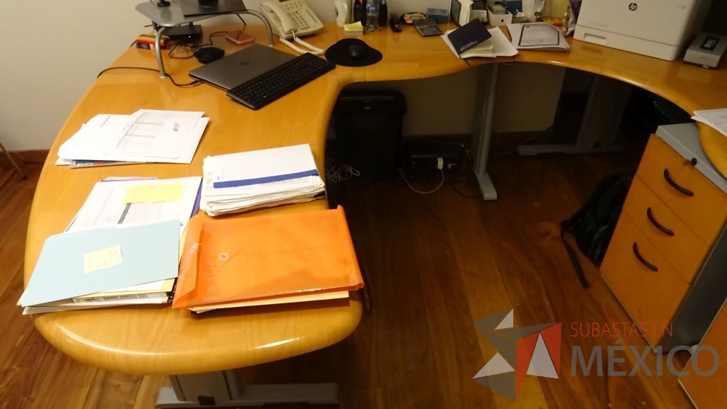 Lote 026 - Escritorio en forma de U y 2 gabinetes de madera con dos puertas