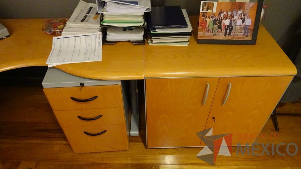 Lote 026 - Escritorio en forma de U y 2 gabinetes de madera con dos puertas - Imagen 3