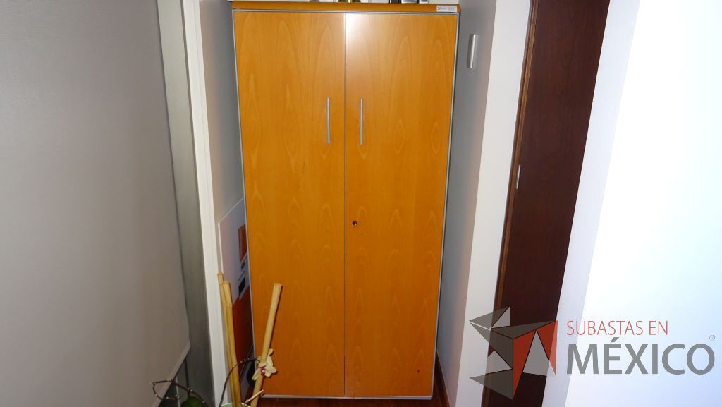 Lote 026 - Escritorio en forma de U y 2 gabinetes de madera con dos puertas - Imagen 4