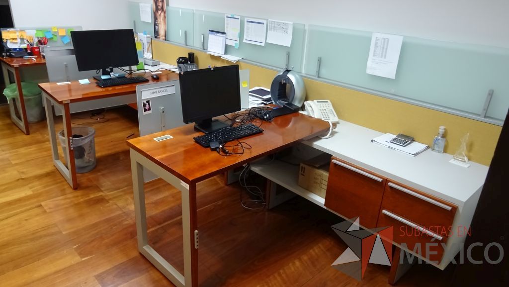 Lote 028 - Estación de trabajo para tres personas con mampara de tela y vidrio, cada lugar cuenta con credenza con tres cajones