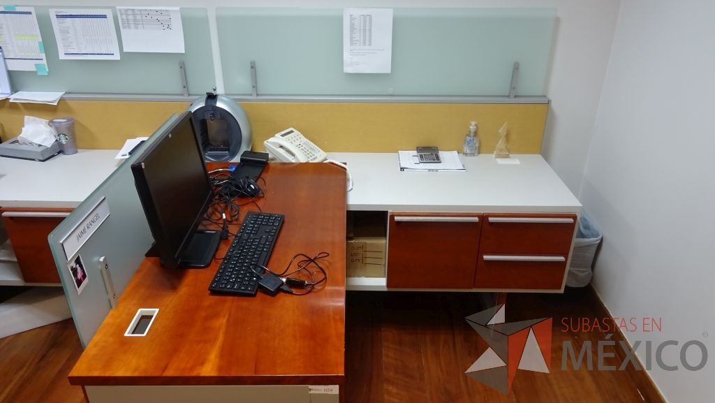 Lote 028 - Estación de trabajo para tres personas con mampara de tela y vidrio, cada lugar cuenta con credenza con tres cajones - Imagen 4