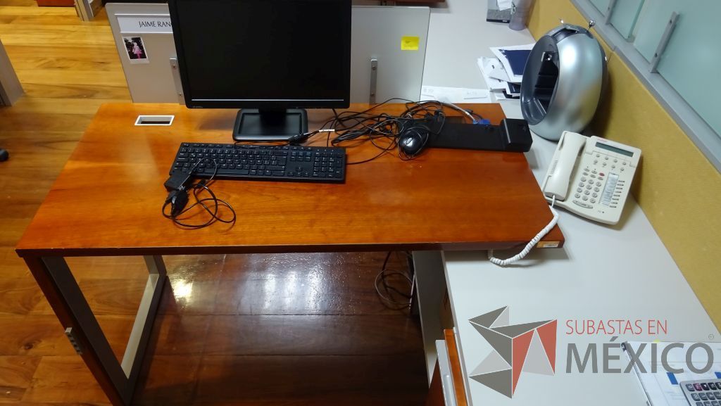 Lote 028 - Estación de trabajo para tres personas con mampara de tela y vidrio, cada lugar cuenta con credenza con tres cajones - Imagen 5