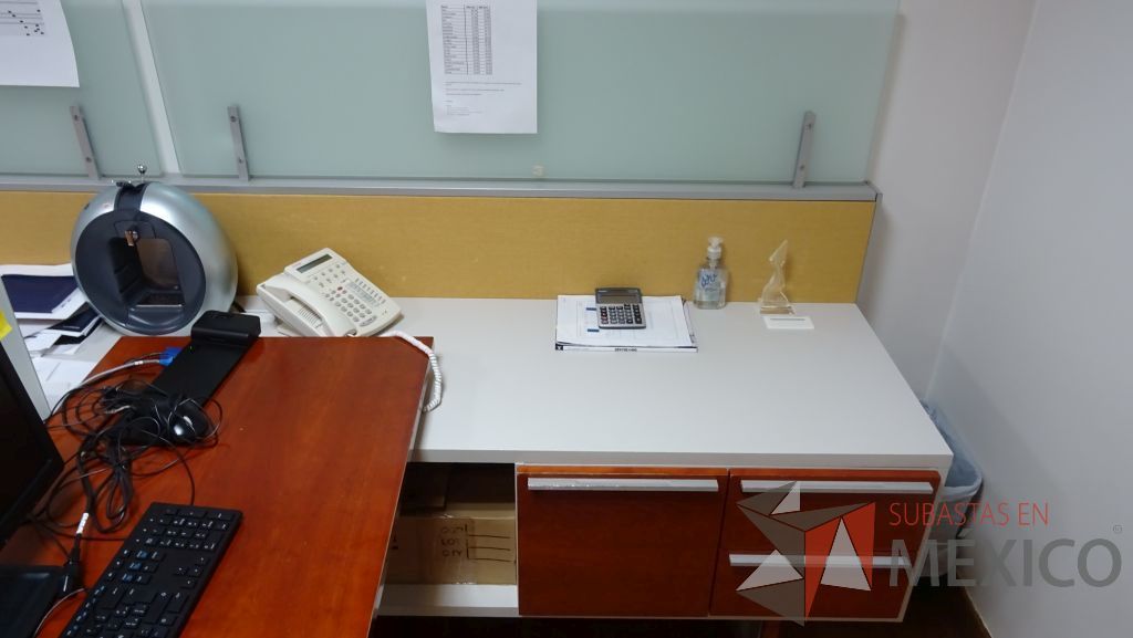 Lote 028 - Estación de trabajo para tres personas con mampara de tela y vidrio, cada lugar cuenta con credenza con tres cajones - Imagen 6