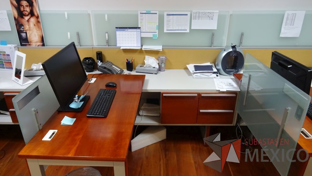 Lote 028 - Estación de trabajo para tres personas con mampara de tela y vidrio, cada lugar cuenta con credenza con tres cajones - Imagen 7